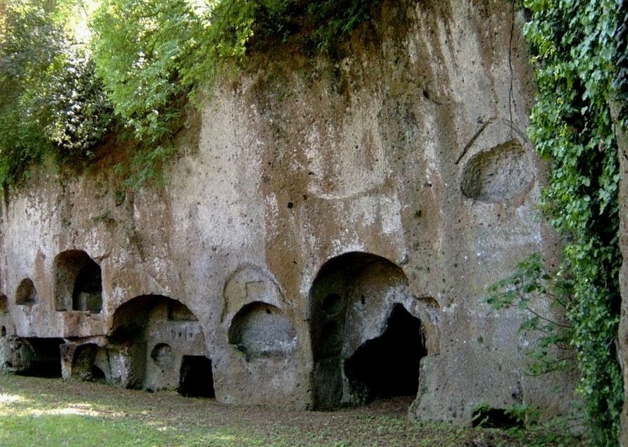 Sutri-Necropoli-e1421762683501