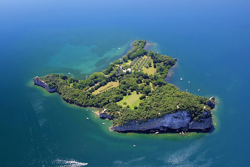 Luftaufnahme von der Insel Bisentina im Lago di Bolsena, Italien.